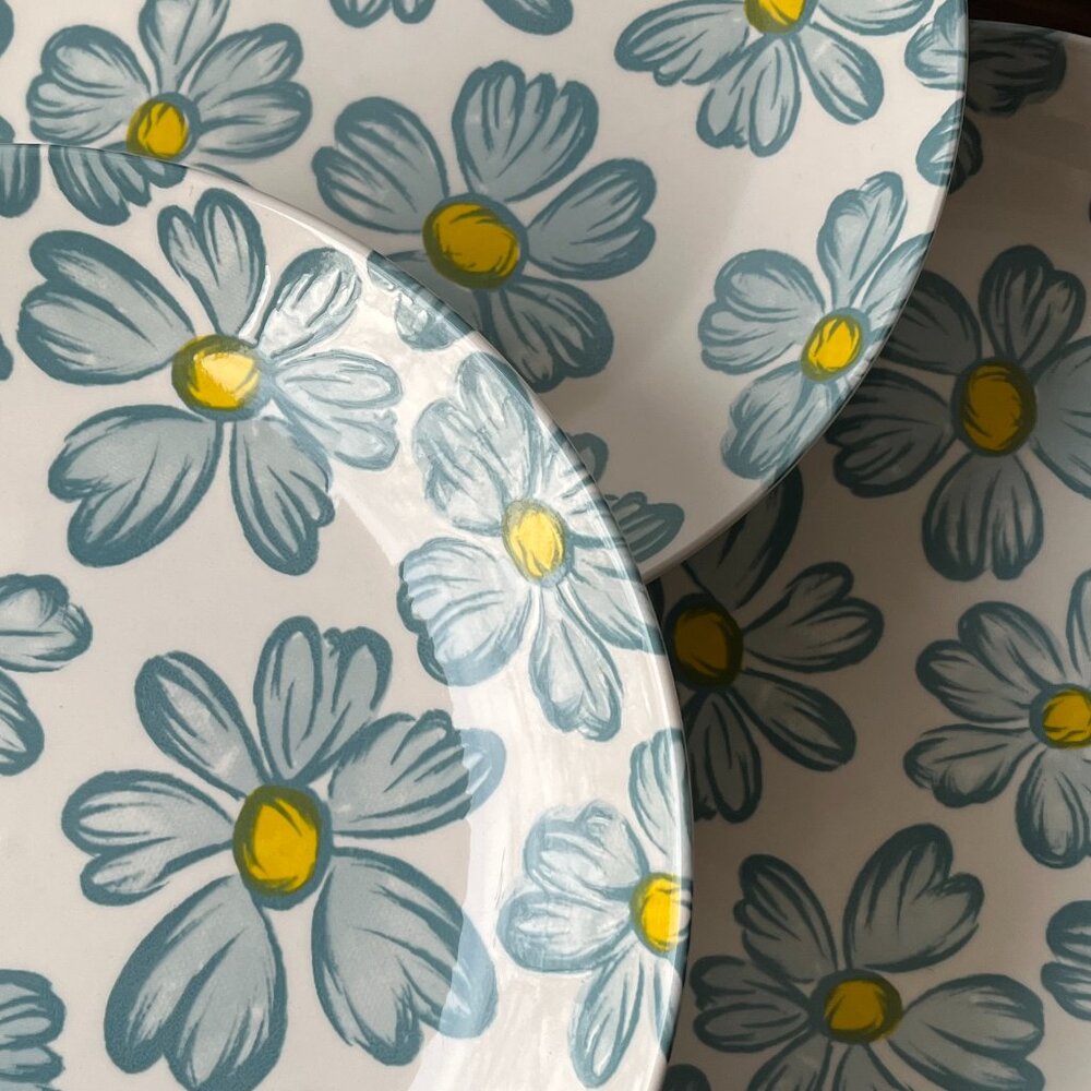 Sagoskat Stoneware 4 Dinner Plates Blue Yellow Daisy Pattern Mod Retro Floral